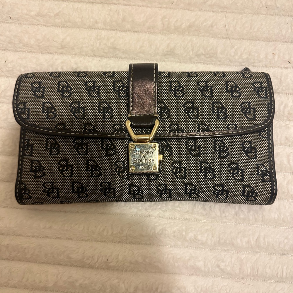 Dooney & Bourke logo wallet. NEW CONDITION